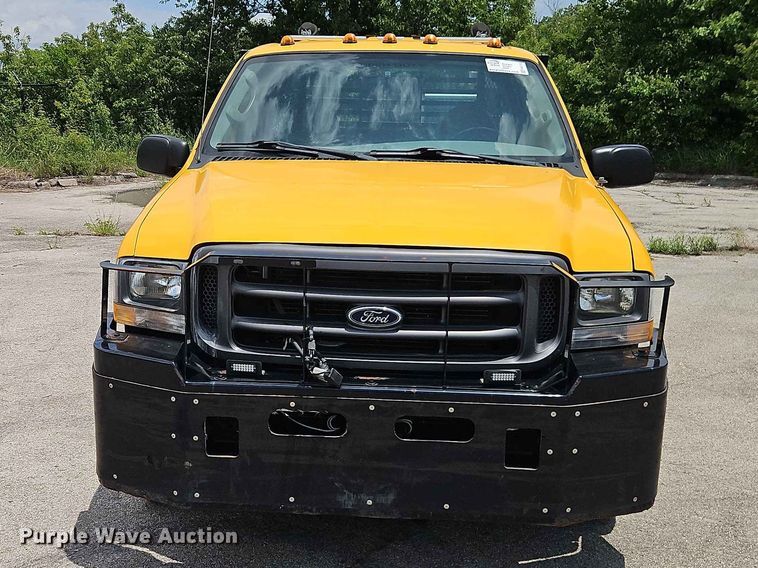 image for item FN5713 2004 Ford F250 Super Duty Crew Cab flatbed pickup truck