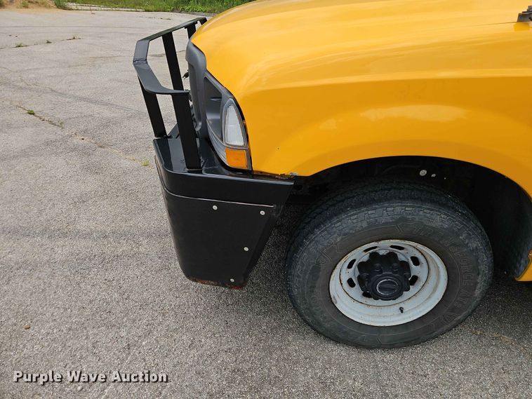 image for item FN5713 2004 Ford F250 Super Duty Crew Cab flatbed pickup truck