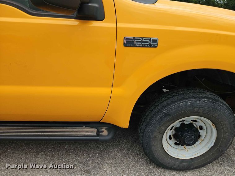 image for item FN5713 2004 Ford F250 Super Duty Crew Cab flatbed pickup truck
