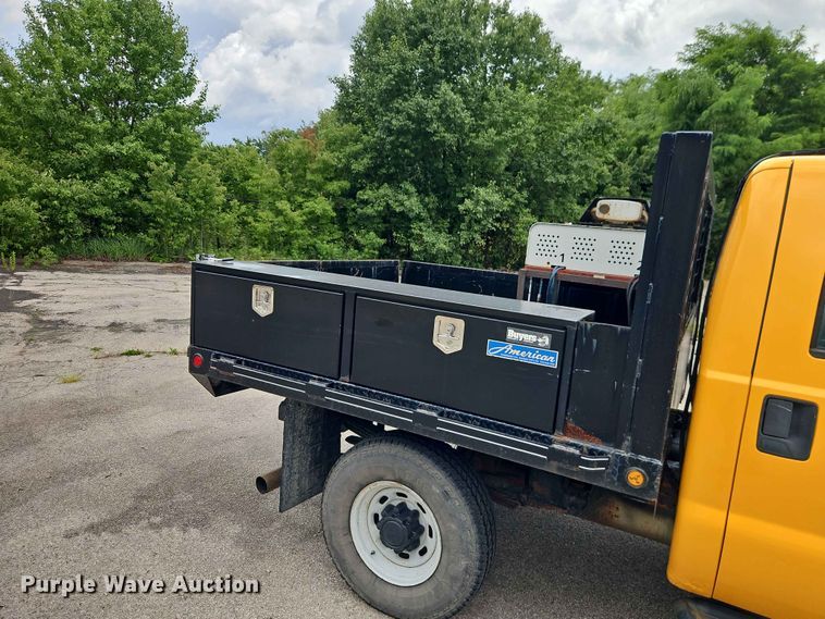 image for item FN5713 2004 Ford F250 Super Duty Crew Cab flatbed pickup truck