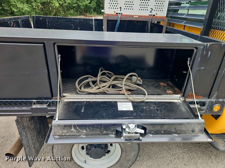 image for item FN5713 2004 Ford F250 Super Duty Crew Cab flatbed pickup truck