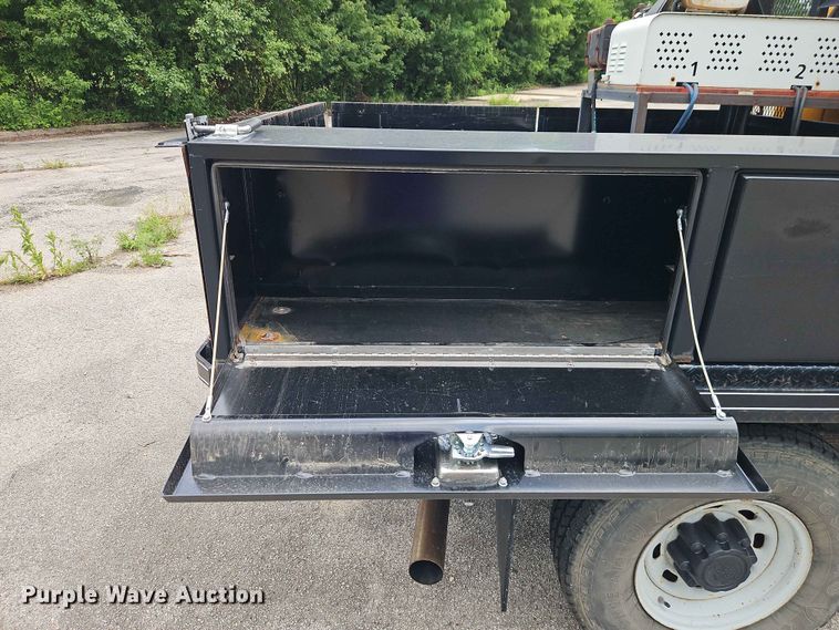 image for item FN5713 2004 Ford F250 Super Duty Crew Cab flatbed pickup truck