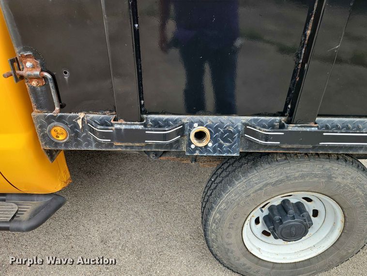 image for item FN5713 2004 Ford F250 Super Duty Crew Cab flatbed pickup truck