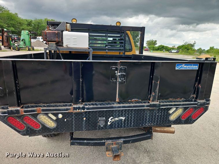 image for item FN5713 2004 Ford F250 Super Duty Crew Cab flatbed pickup truck