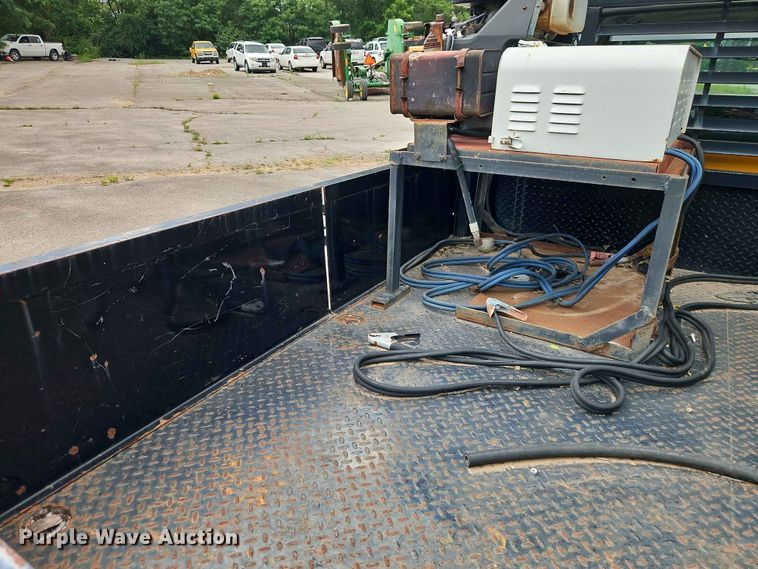 image for item FN5713 2004 Ford F250 Super Duty Crew Cab flatbed pickup truck