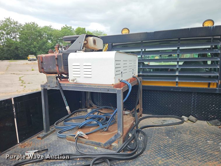 image for item FN5713 2004 Ford F250 Super Duty Crew Cab flatbed pickup truck