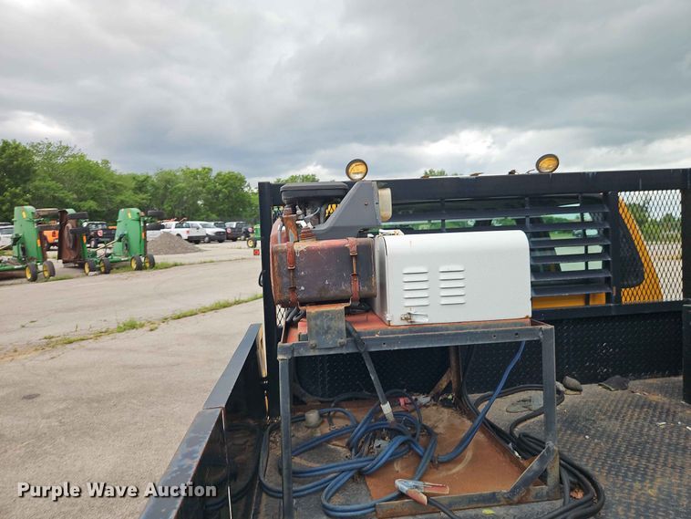 image for item FN5713 2004 Ford F250 Super Duty Crew Cab flatbed pickup truck