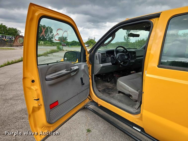 image for item FN5713 2004 Ford F250 Super Duty Crew Cab flatbed pickup truck