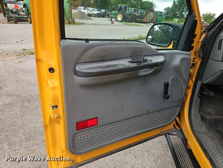 image for item FN5713 2004 Ford F250 Super Duty Crew Cab flatbed pickup truck