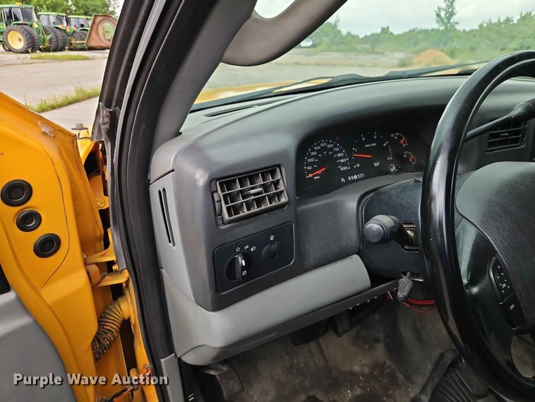 image for item FN5713 2004 Ford F250 Super Duty Crew Cab flatbed pickup truck