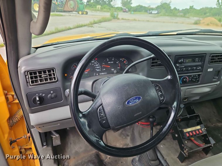 image for item FN5713 2004 Ford F250 Super Duty Crew Cab flatbed pickup truck