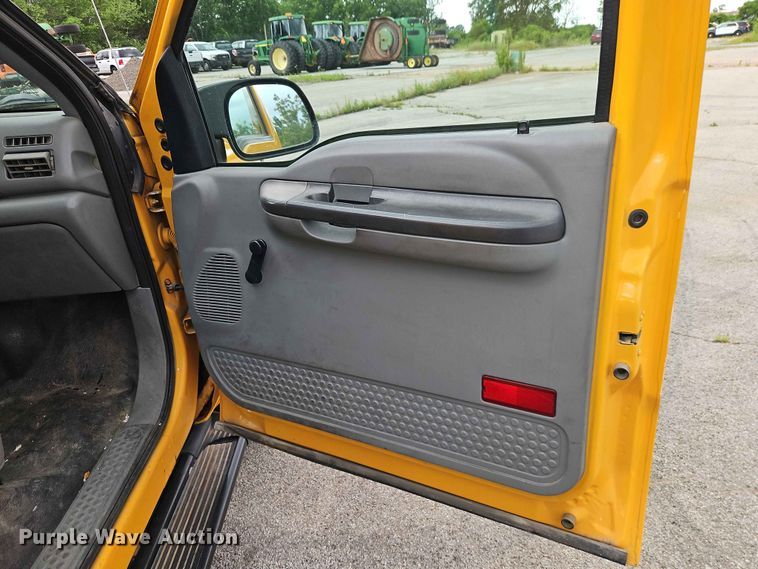 image for item FN5713 2004 Ford F250 Super Duty Crew Cab flatbed pickup truck