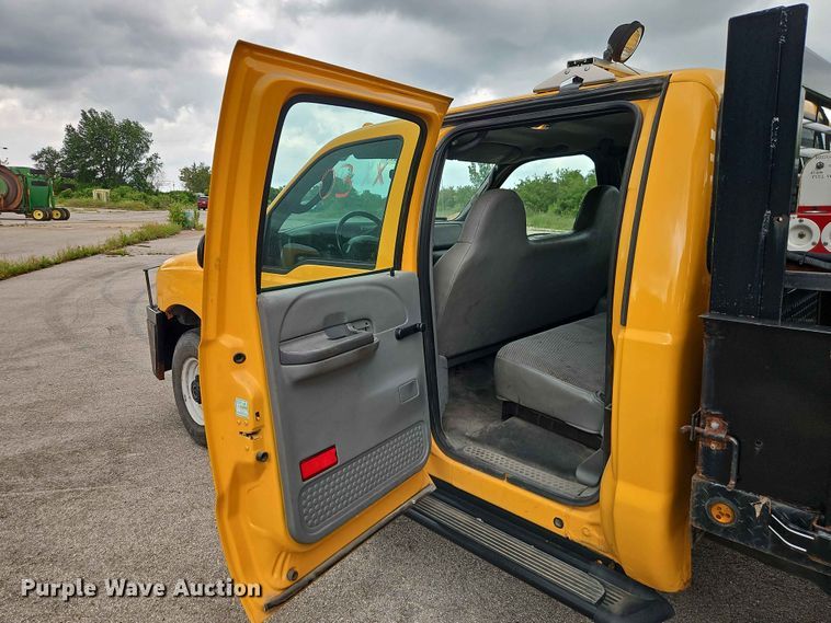 image for item FN5713 2004 Ford F250 Super Duty Crew Cab flatbed pickup truck