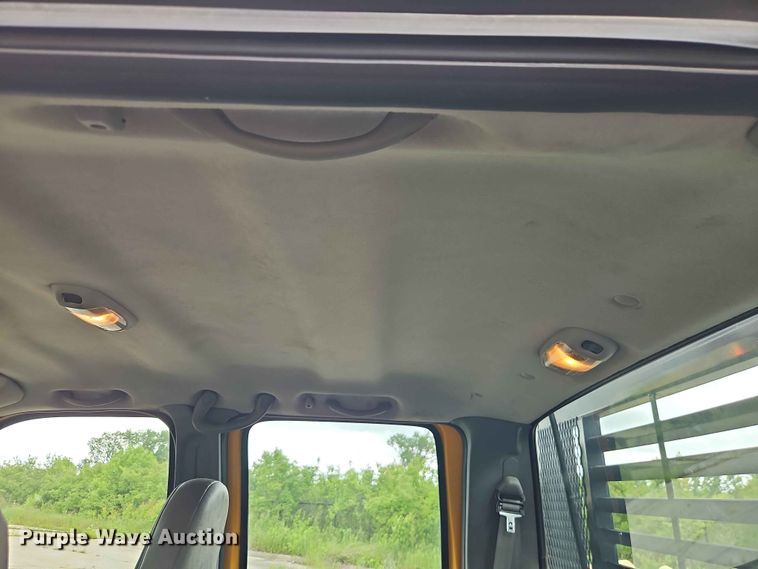 image for item FN5713 2004 Ford F250 Super Duty Crew Cab flatbed pickup truck