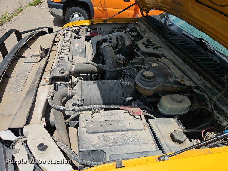 image for item FN5713 2004 Ford F250 Super Duty Crew Cab flatbed pickup truck