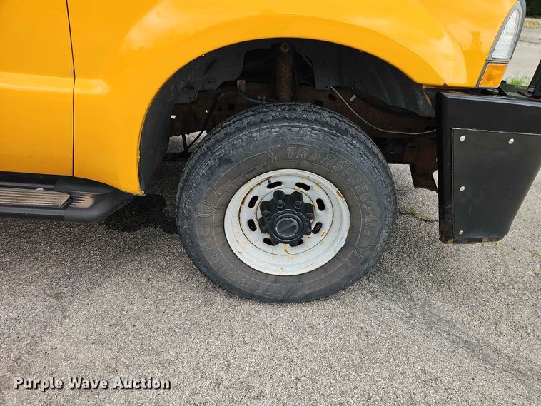 image for item FN5713 2004 Ford F250 Super Duty Crew Cab flatbed pickup truck