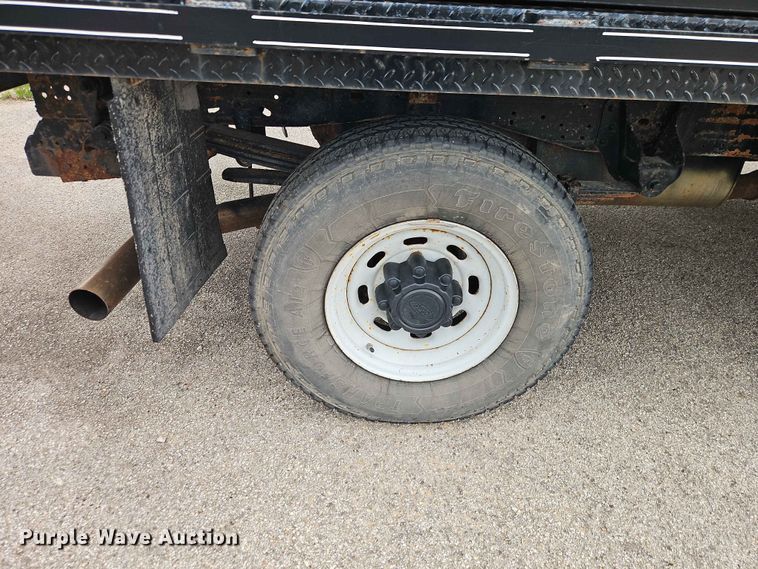 image for item FN5713 2004 Ford F250 Super Duty Crew Cab flatbed pickup truck