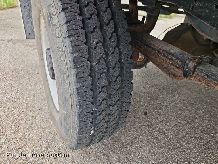 image for item FN5713 2004 Ford F250 Super Duty Crew Cab flatbed pickup truck