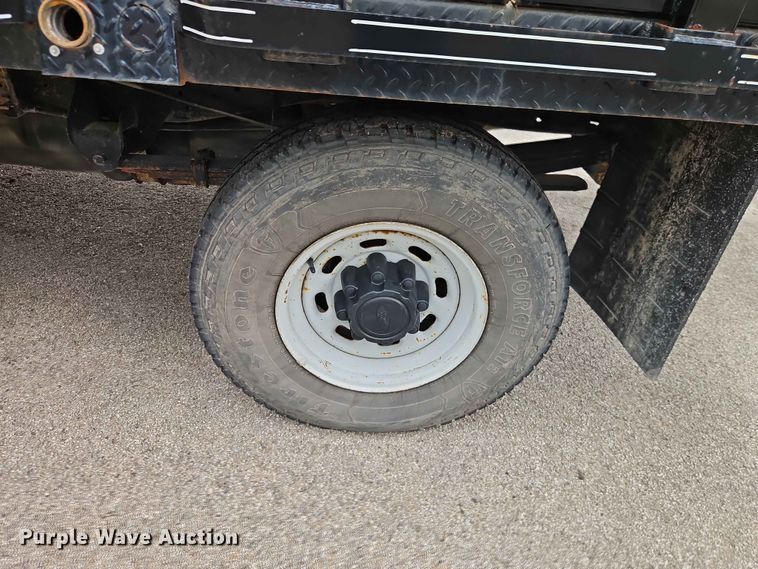 image for item FN5713 2004 Ford F250 Super Duty Crew Cab flatbed pickup truck