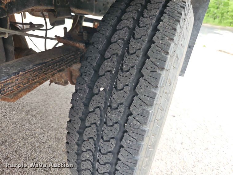 image for item FN5713 2004 Ford F250 Super Duty Crew Cab flatbed pickup truck