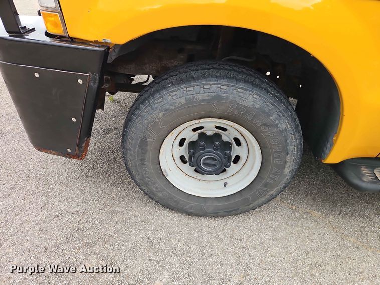 image for item FN5713 2004 Ford F250 Super Duty Crew Cab flatbed pickup truck