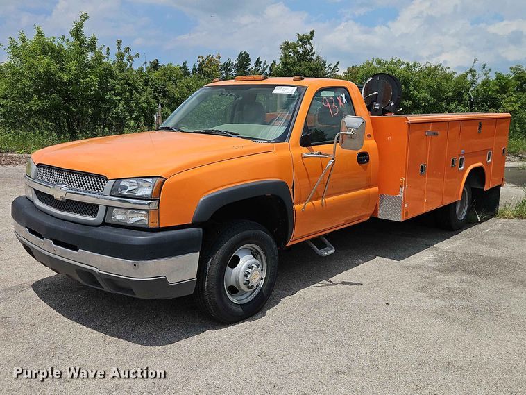 2004 Chevrolet Silverado 3500 utility bed pickup truck