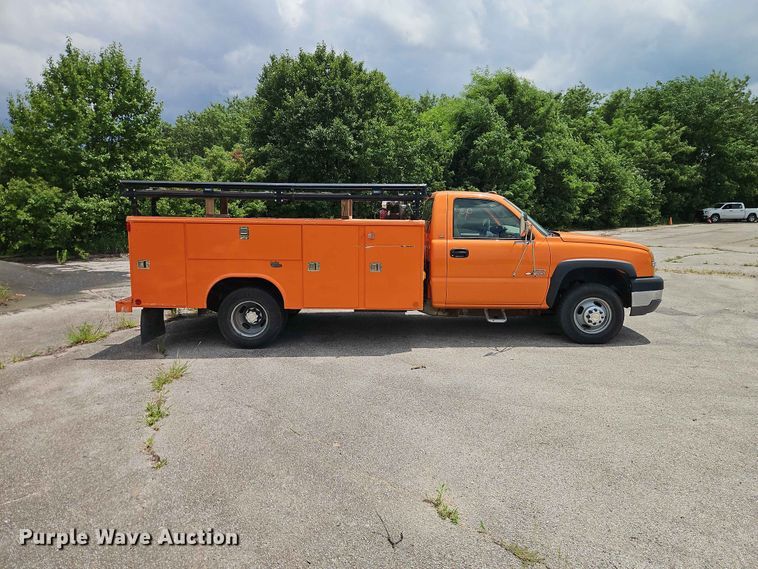image for item FN5714 2004 Chevrolet Silverado 3500 utility bed pickup truck