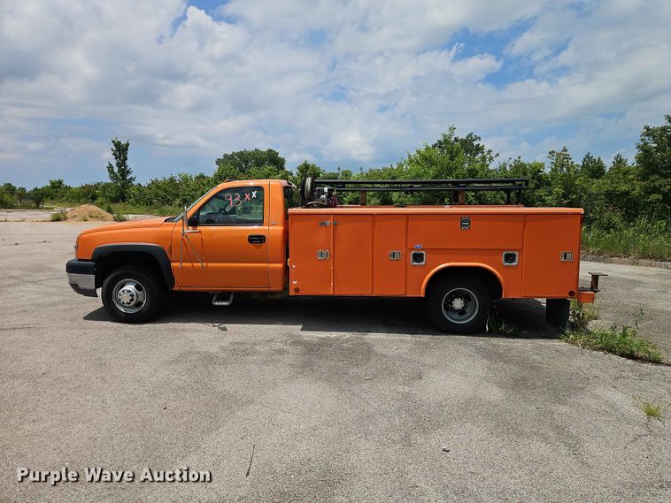 image for item FN5714 2004 Chevrolet Silverado 3500 utility bed pickup truck