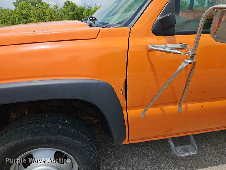 image for item FN5714 2004 Chevrolet Silverado 3500 utility bed pickup truck
