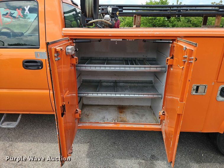 image for item FN5714 2004 Chevrolet Silverado 3500 utility bed pickup truck