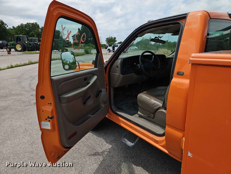 image for item FN5714 2004 Chevrolet Silverado 3500 utility bed pickup truck