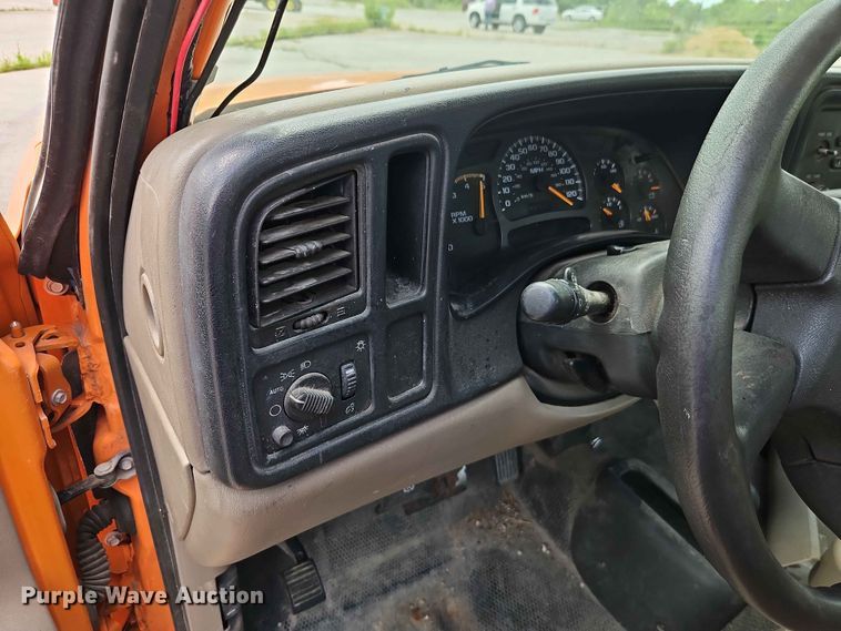 image for item FN5714 2004 Chevrolet Silverado 3500 utility bed pickup truck