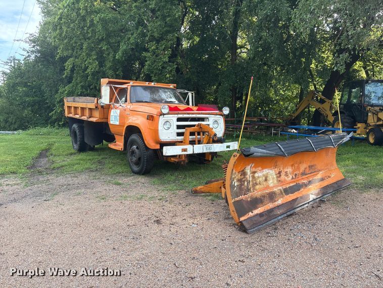 image for item NM9818 1975 Dodge D600 dump truck