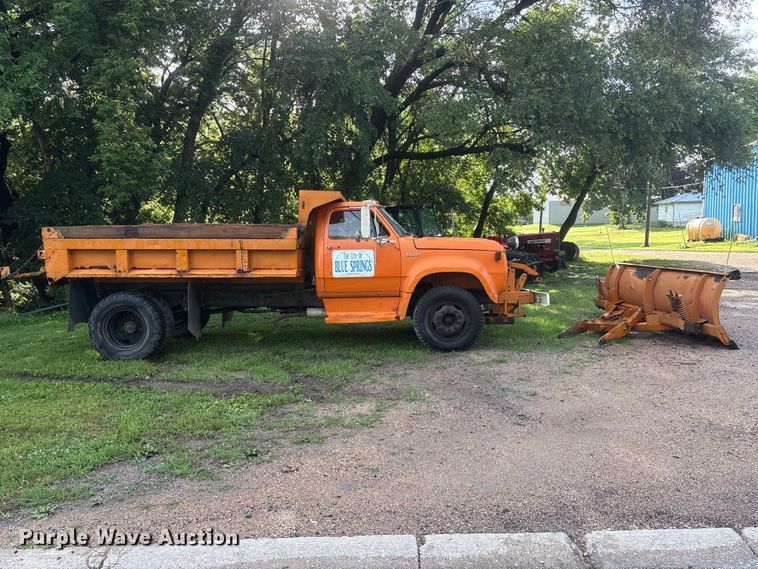 image for item NM9818 1975 Dodge D600 dump truck