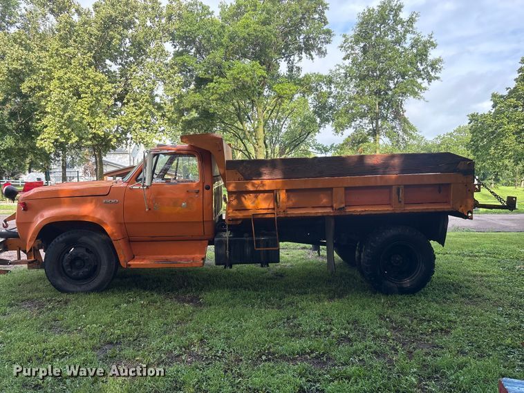 image for item NM9818 1975 Dodge D600 dump truck