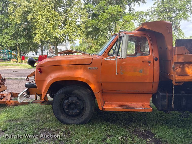 image for item NM9818 1975 Dodge D600 dump truck