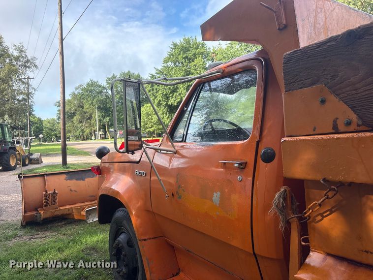 image for item NM9818 1975 Dodge D600 dump truck