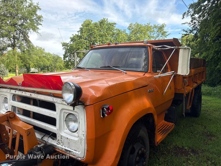 image for item NM9818 1975 Dodge D600 dump truck