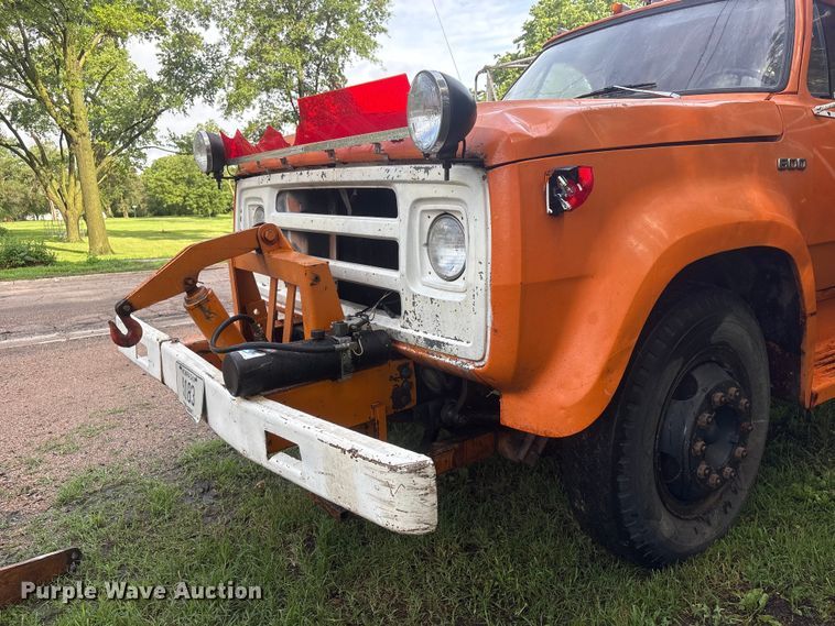 image for item NM9818 1975 Dodge D600 dump truck