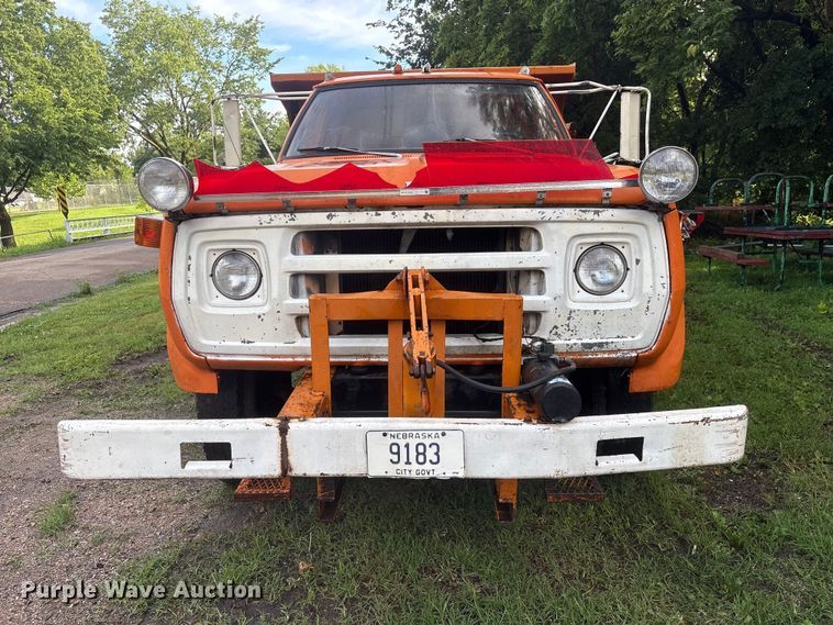 image for item NM9818 1975 Dodge D600 dump truck