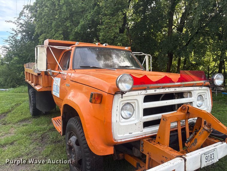 image for item NM9818 1975 Dodge D600 dump truck