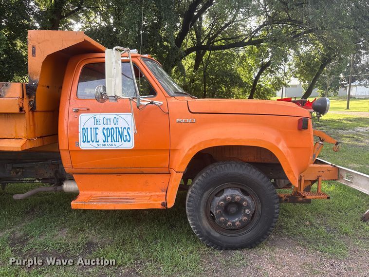 image for item NM9818 1975 Dodge D600 dump truck