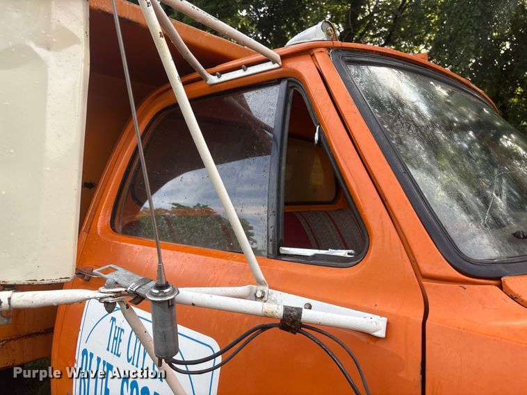 image for item NM9818 1975 Dodge D600 dump truck