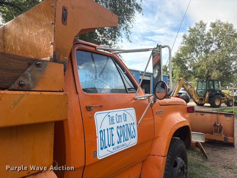 image for item NM9818 1975 Dodge D600 dump truck