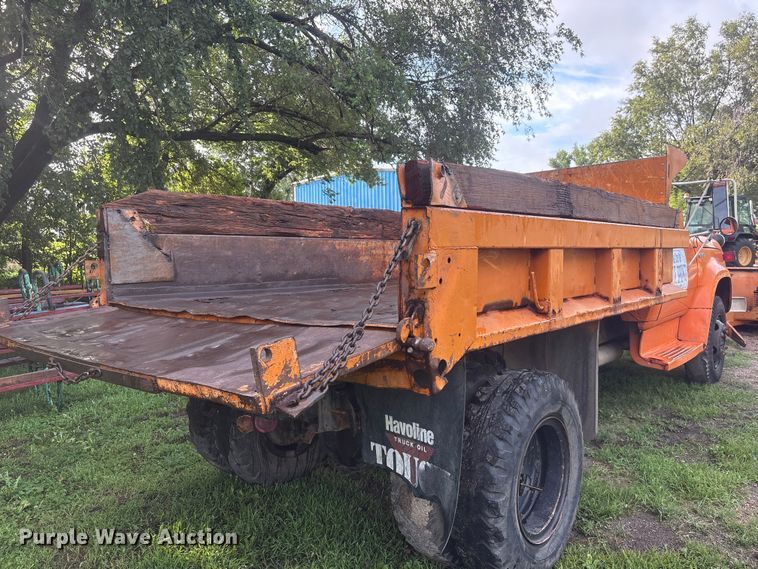 image for item NM9818 1975 Dodge D600 dump truck