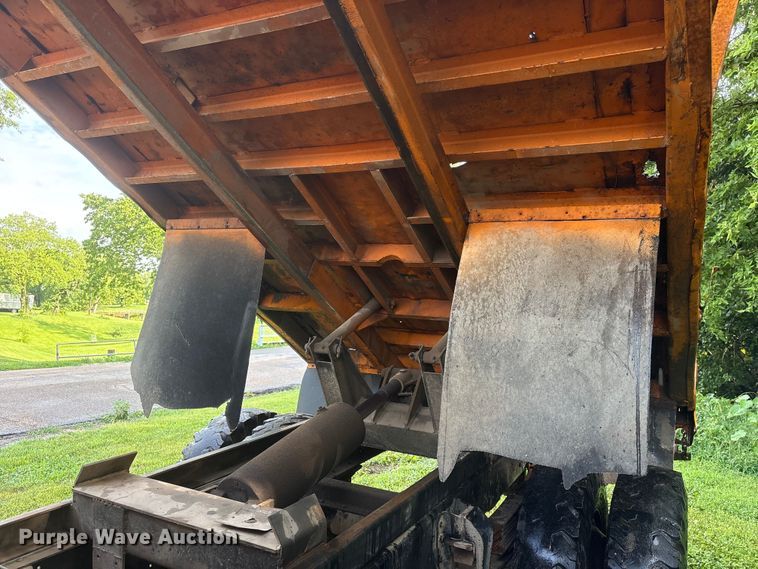 image for item NM9818 1975 Dodge D600 dump truck
