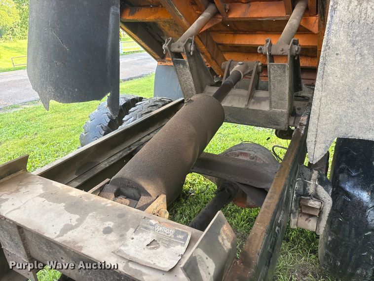 image for item NM9818 1975 Dodge D600 dump truck