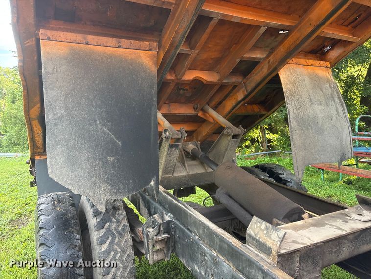 image for item NM9818 1975 Dodge D600 dump truck