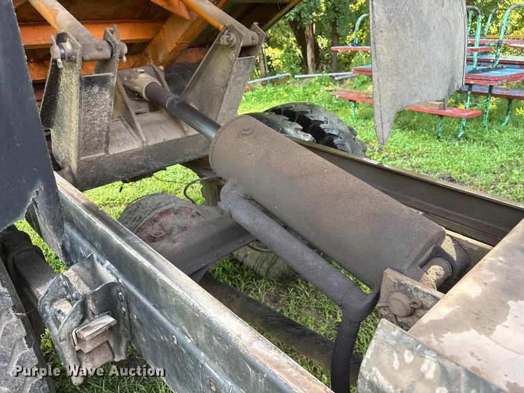 image for item NM9818 1975 Dodge D600 dump truck