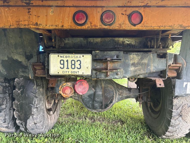 image for item NM9818 1975 Dodge D600 dump truck